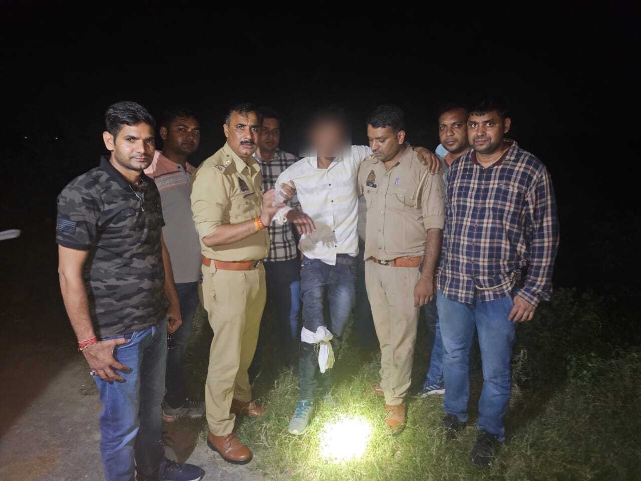 पुलिस मुठभेड़ में दो लुटेरे गिरफ्तार, पैर में गोली लगी