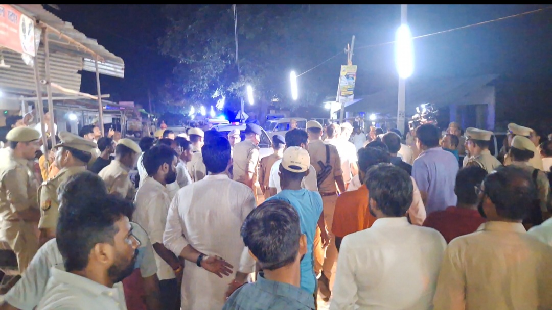अमेठी में अध्यापक, पत्नी और दो बच्चियों की गोली मारकर हत्या