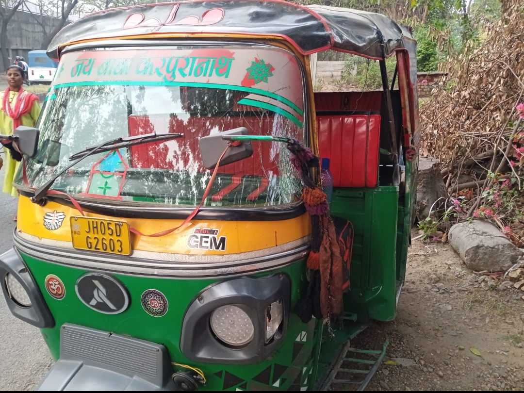 यात्रियों से भरा टेंपो पलटा, महिला और दो स्कूली बच्चे घायल