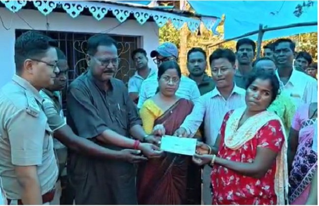 हाथी के हमले में व्यक्ति की मौत, विधायक ने परिवार को सौंपा पांच लाख का चेक