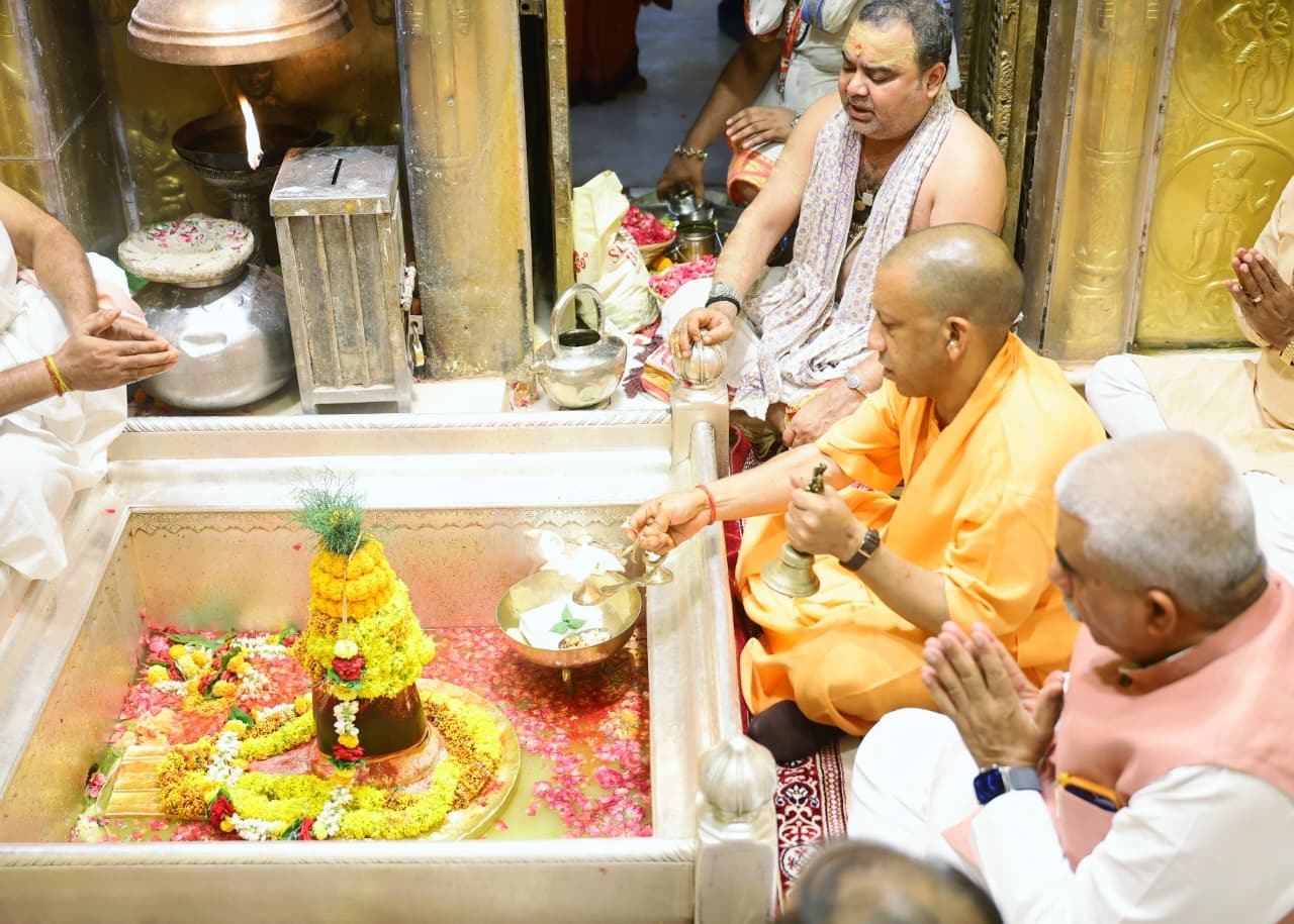 मुख्यमंत्री योगी आदित्यनाथ परिषदीय विद्यालयों के विद्यार्थियों को डीबीटी से भेजेंगे 1200 रूपये
