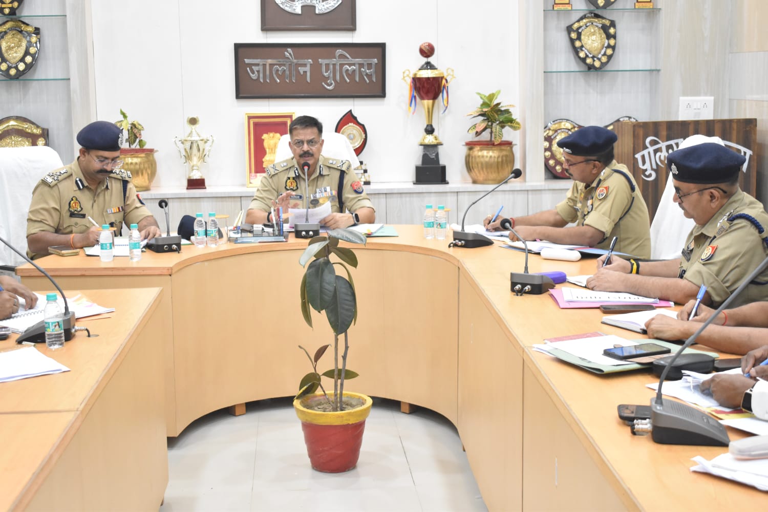 दिनदहाड़े सराफा दुकान लूट: पुलिस ने 150 फुटेज देखे, व्यापारियों का विरोध तेज
