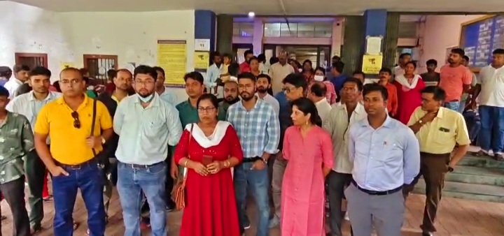 आसनसोल ईएसआई अस्पताल में ठेका एवं अस्थायी डॉक्टरों का कार्य बहिष्कार, नौकरी पर संकट को लेकर प्रदर्शन