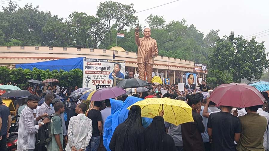 नीट पेपर लीक पर प्रदर्शन, केंद्र सरकार पर विपक्ष का हमला