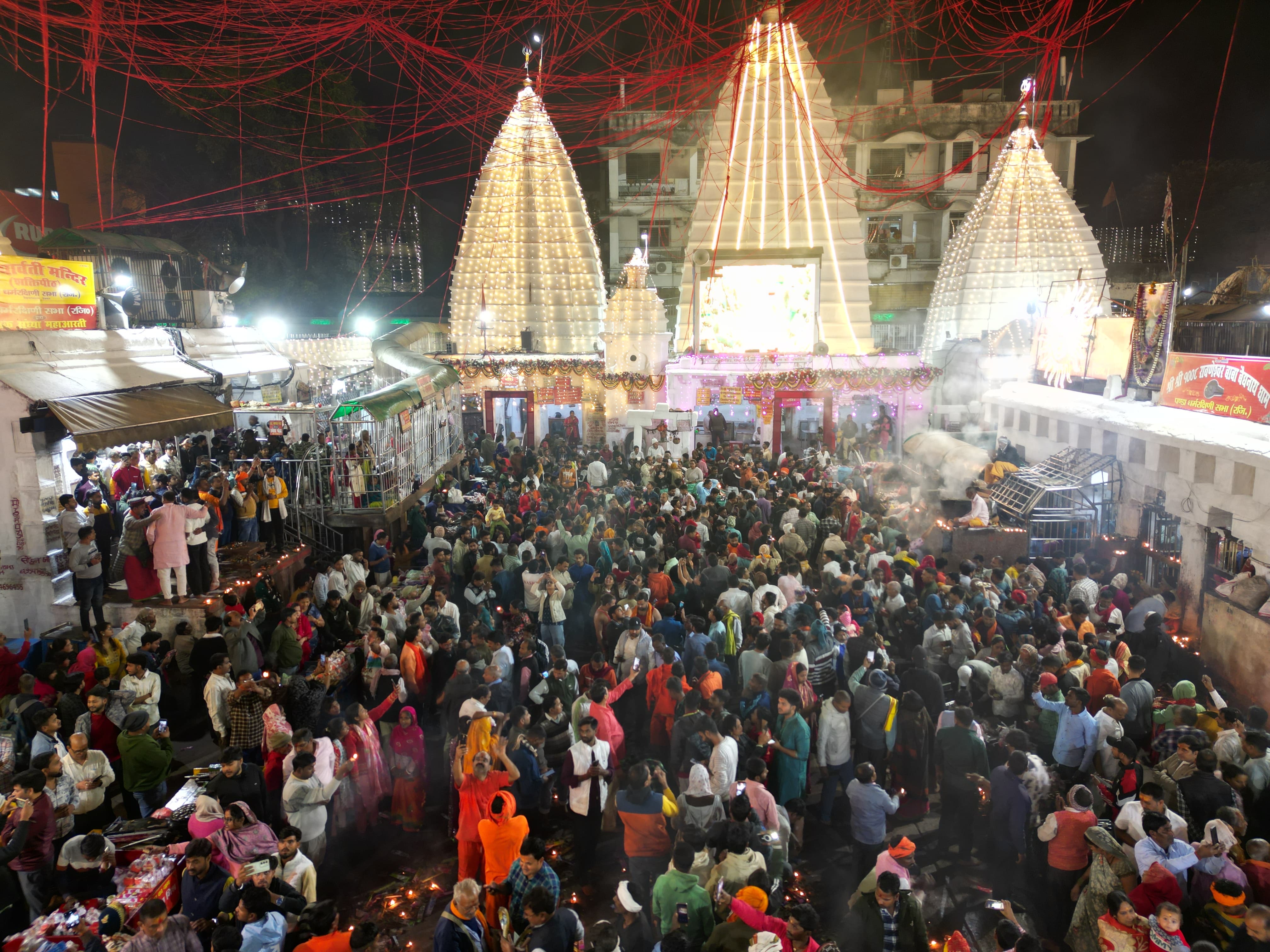 महाशिवरात्रि पर बाबा बैद्यनाथ धाम में उमड़ा आस्था का सैलाब, तड़के 4:30 बजे से शुरू हुआ जलार्पण
