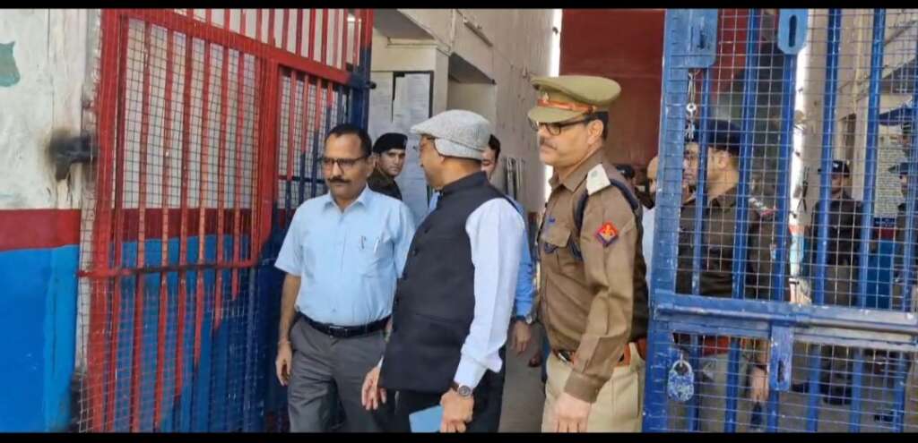 जेल के नियमित निरीक्षण पर पहुंचे जिलाधिकारी,स्किल डेवलपमेंट पर दिया जोर