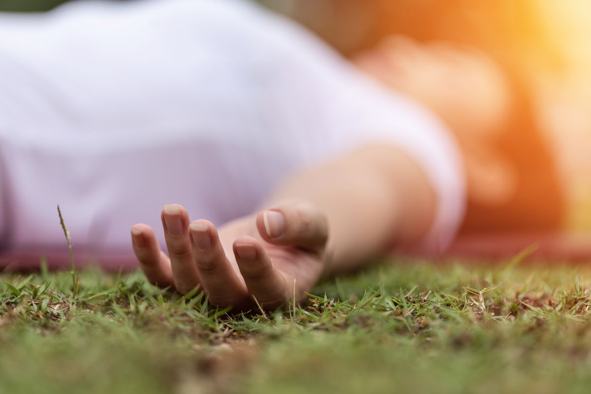 सड़क किनारे संदिग्ध स्थिति में मिला युवक का शव