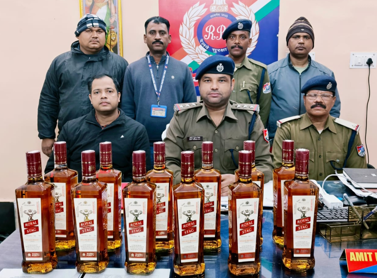 भागलपुर रेलवे स्टेशन पर ऑपरेशन सतर्क के तहत अवैध शराब ज़ब्त