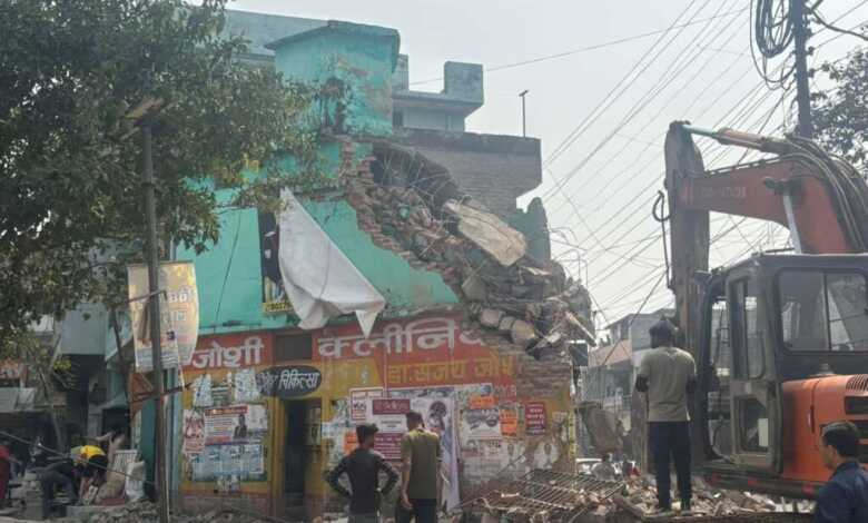 ऊंचापुल चौराहे के चौड़ीकरण की कार्रवाई शुरू, अतिक्रमण पर चला बुलडोज़र