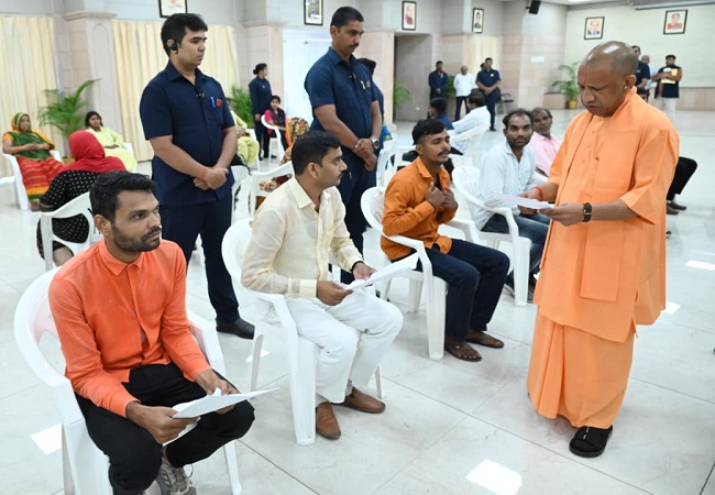जनता दर्शन: सीएम योगी ने सुनी जनता की फरियाद