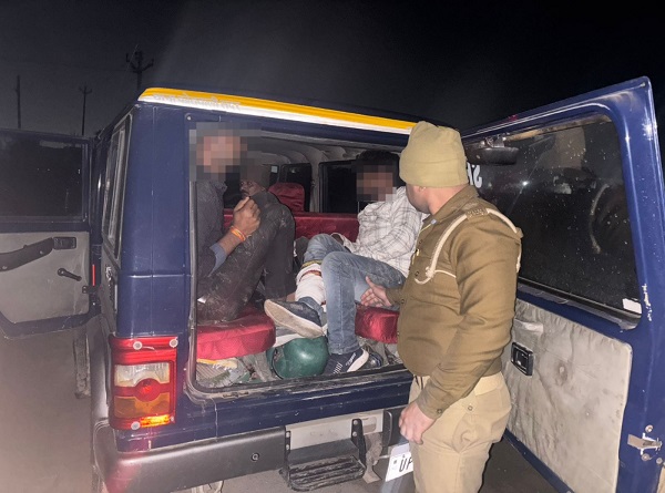 हाथरस: शिक्षक की बेटियाें की हत्या करने वाले बदमाश मुठभेड़ में गिरफ्तार