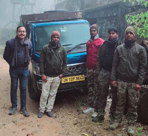 पत्थर लदा टाटा मैजिक वाहन जब्त, दो गिरफ्तार