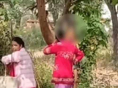 पेड़ से लटकाकर मासूम को दी अमानवीय सजा, सूरजपुर में प्राइवेट स्कूल पर भड़के परिजन