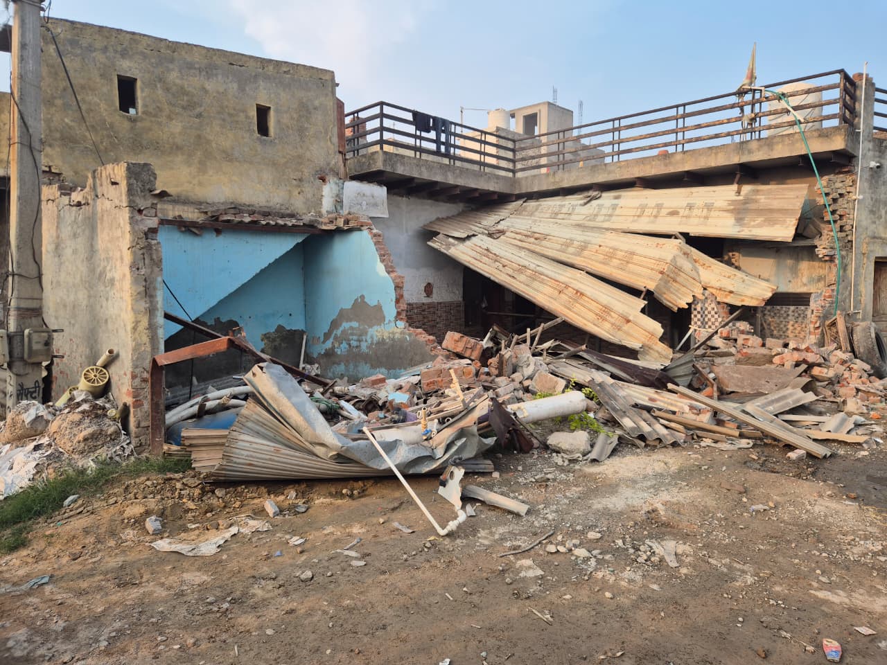 गुरुग्राम: पुलिस ने भू-माफिया के अवैध निर्माण ढहाए
