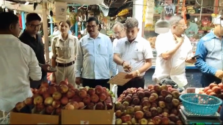 बर्नपुर बाजार में ईबी का छापा, जांच शुरू होते ही दुकानदारों ने लगाई मूल्य सूची