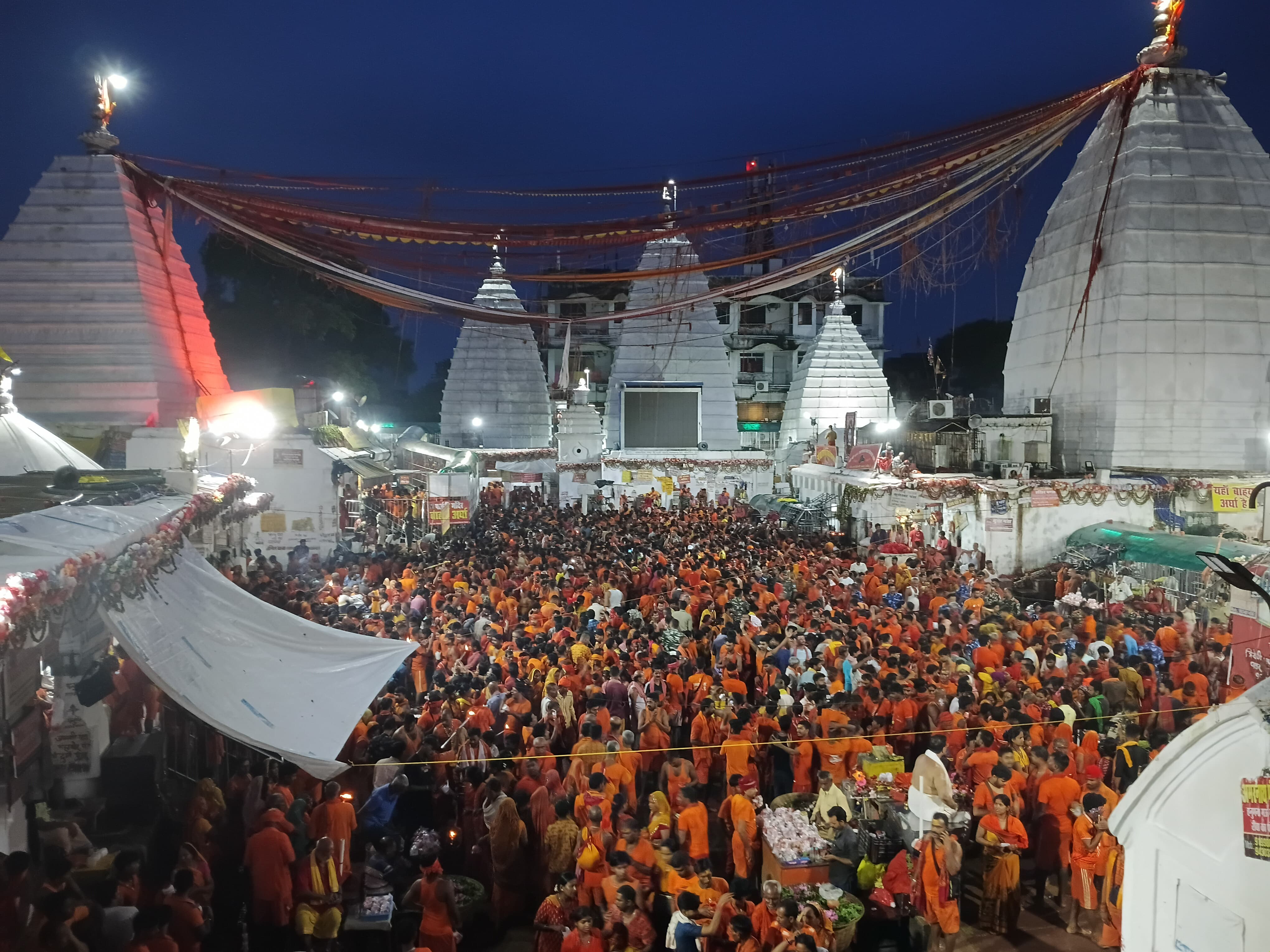 देवघर के बाबा बैद्यनाथ धाम में श्रद्धालुओं की उमड़ी भीड़