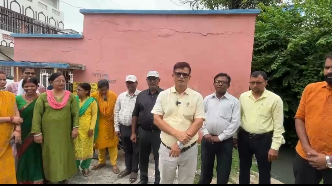 सारण में जबरन तबादले के खिलाफ शिक्षकों का आक्रोश, सरकार के फैसले पर सवाल