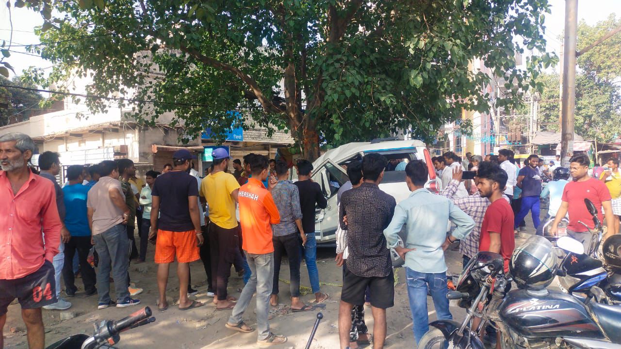 पेड़ से टकराई स्कॉर्पियो, एक की मौत, दो घायल