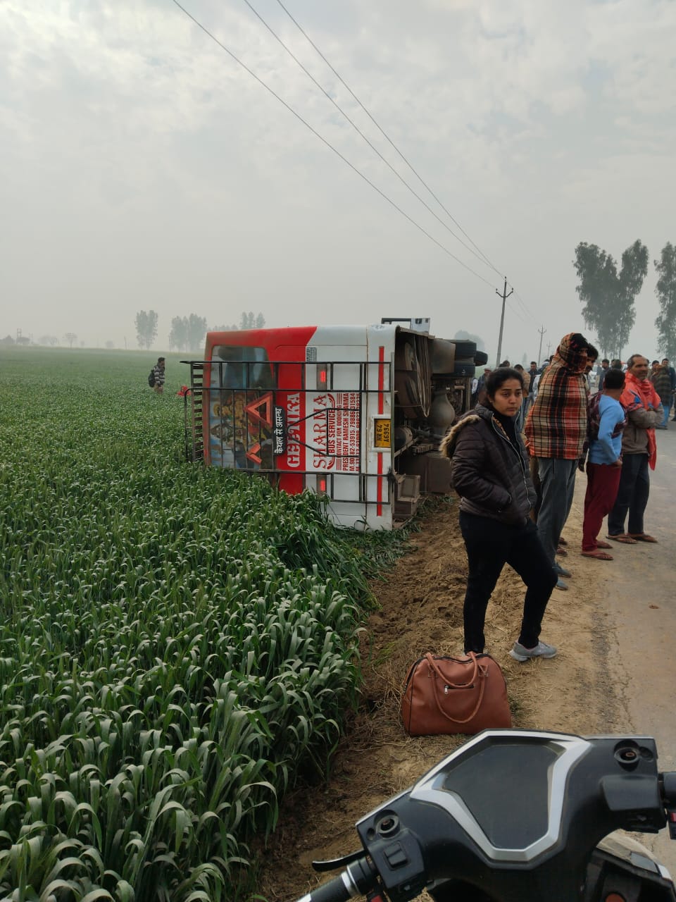 कैथल से असंध जा रही बस खेतों में पलटी, तीन यात्री घायल