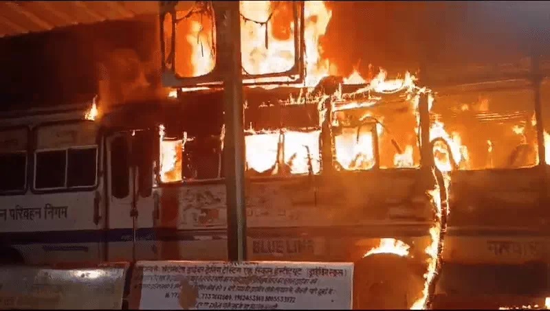 रोडवेज बस स्टैंड पर खड़ी बस में अचानक आग लगी