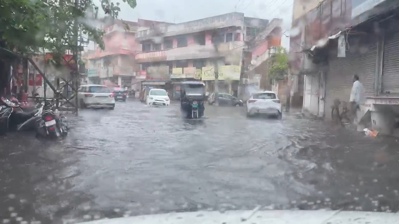 पहली ही तेज बारिश में डूबा अलवर, नगर निगम की सफाई व्यवस्था पर उठे सवाल