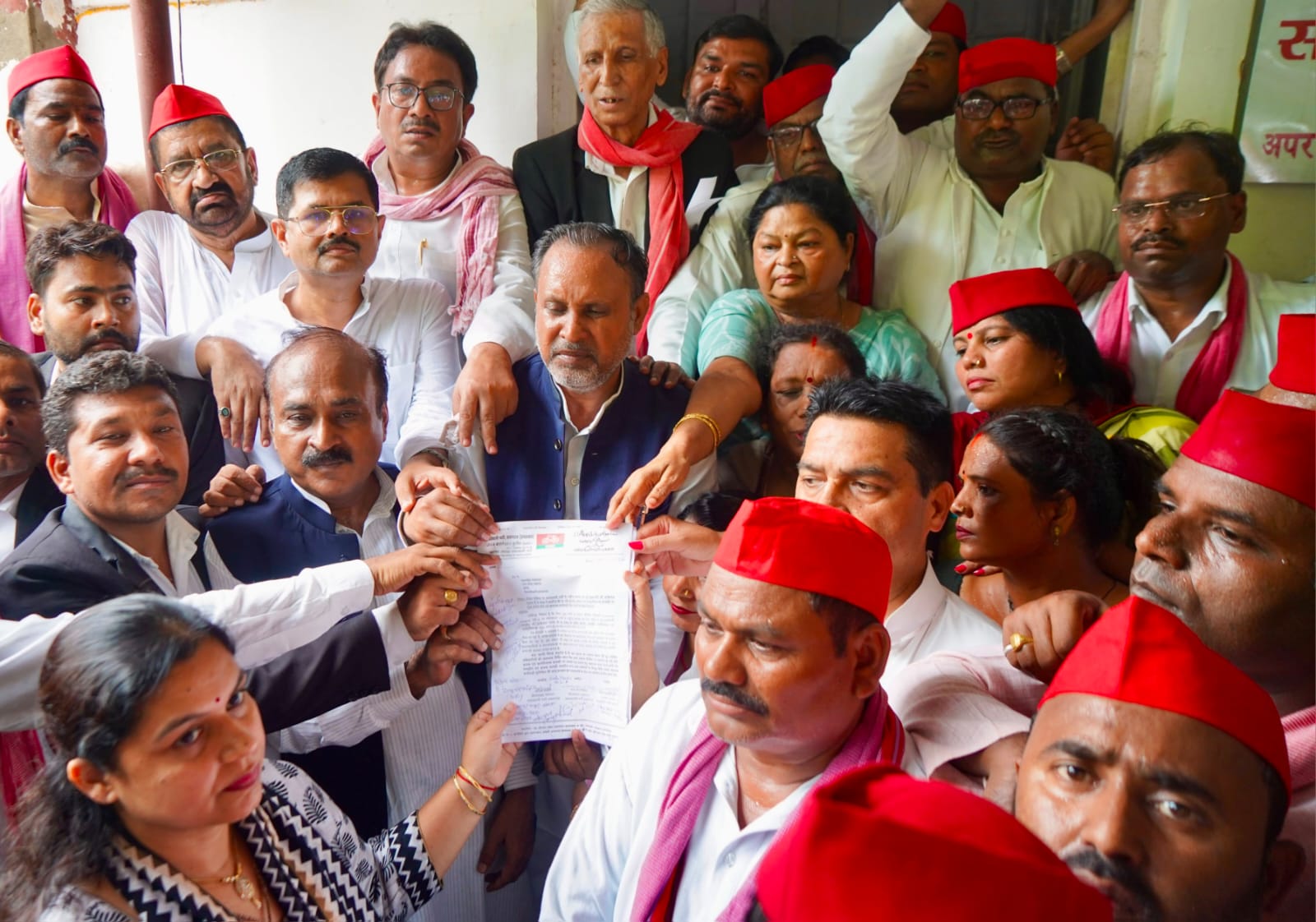 अखिलेश यादव पर सोशल मीडिया टिप्पणी के विरोध में सपाइयों का प्रदर्शन, राज्यपाल को संबोधित सौंपा ज्ञापन