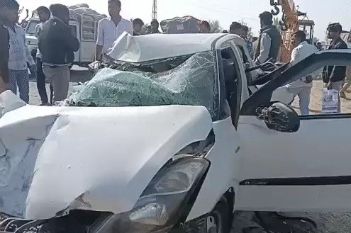 ट्रेलर से टकराई कार, नवविवाहित युवक सहित दो की मौत