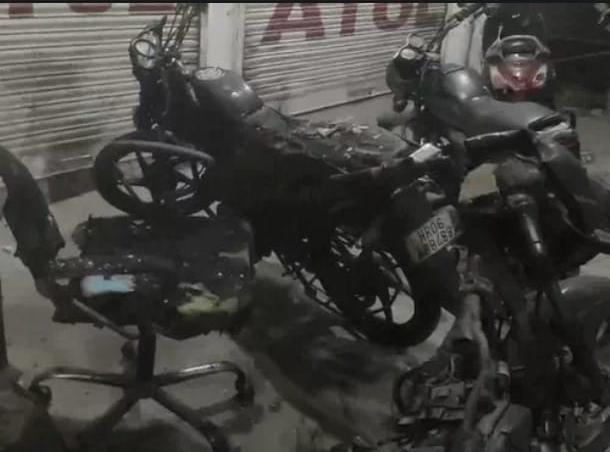 पानीपत में ऑटो मोबाइल दुकान में भीषण आग, तीन बाइकें और ढाई लाख का सामान जलकर राख