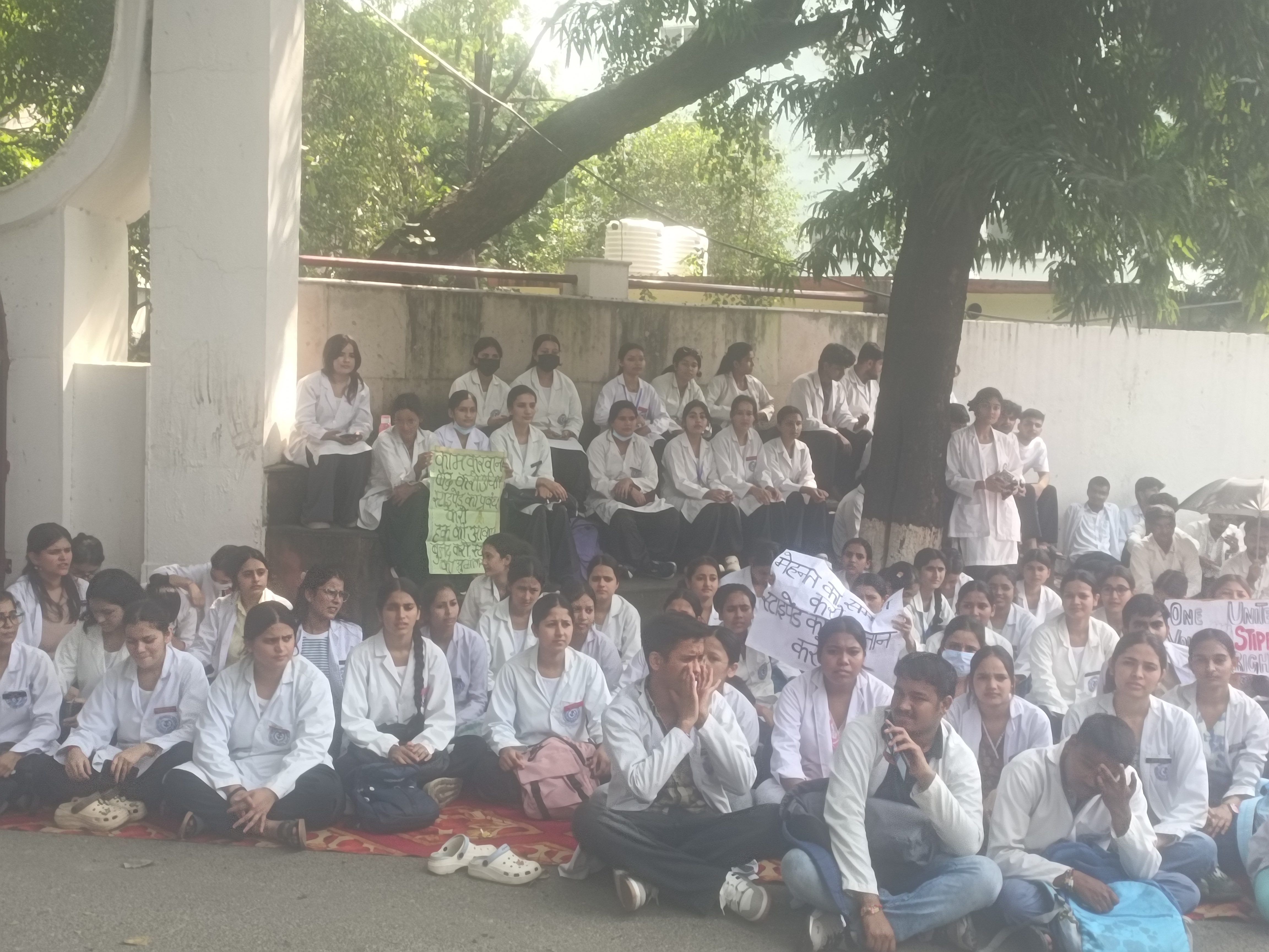 रेजिडेंट डॉक्टरों की हड़ताल स्थगित, बातचीत के बाद मिला आश्वासन