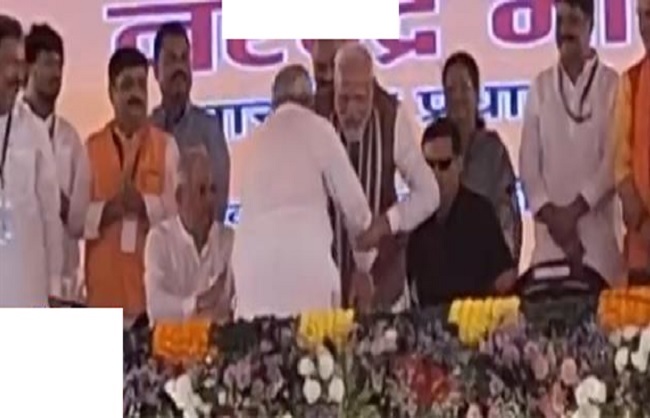 मुख्यमंत्री ने प्रधानमंत्री को पैर छूकर किया असहज