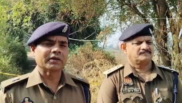 घर के बाहर सो रही अधेड़ महिला की 50 मीटर दूर पड़ी मिली लाश