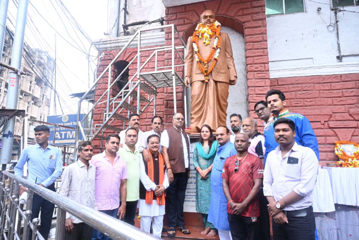 डॉ. श्यामा प्रसाद मुखर्जी की जयंती पर भाजपा कार्यकर्ताओं ने अर्पित की पुष्पांजलि