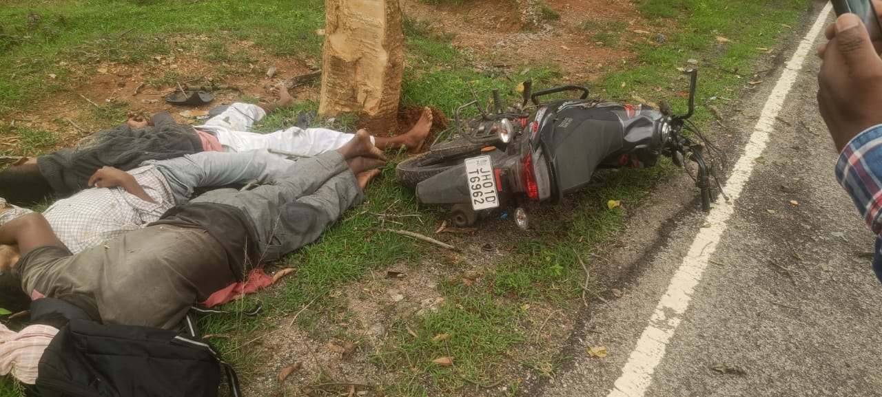सड़क हादसे में तीन की मौत
