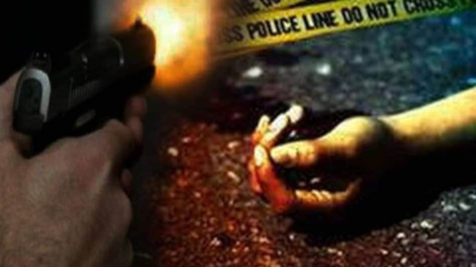 पटाखों की गड़गड़ाहट के बीच युवक की गोली मारकर हत्या