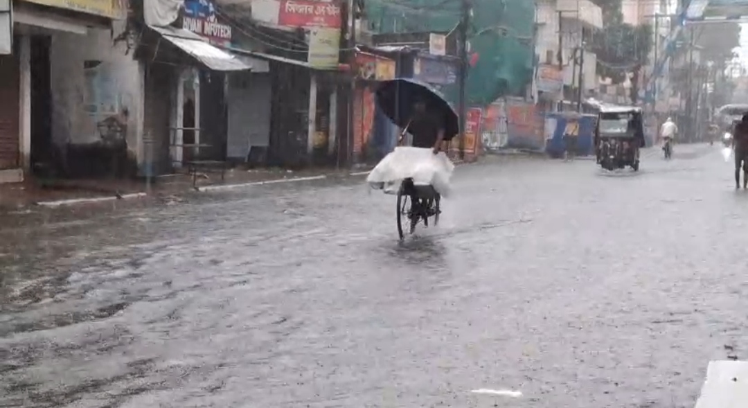 भारी बारिश से जलपाईगुड़ी बेहाल, कई इलाकों में जलभराव; तीस्ता नदी पर निगरानी