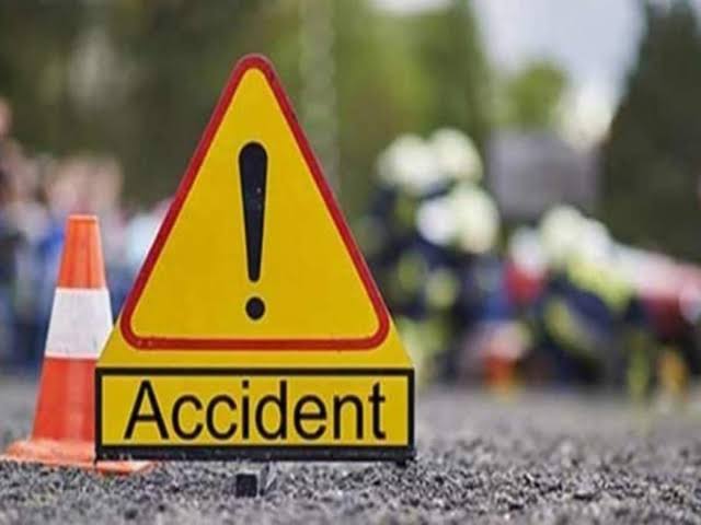 मीरजापुर में अस्थि विसर्जन को जा रहे परिवार की कार ट्रक से टकराई, छह घायल