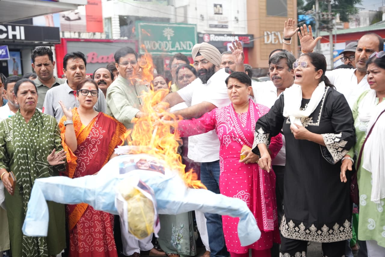 प्रह्लाद जोशी के विरोध में सड़कों पर उतरी महिला कांग्रेस, किया प्रदर्शन