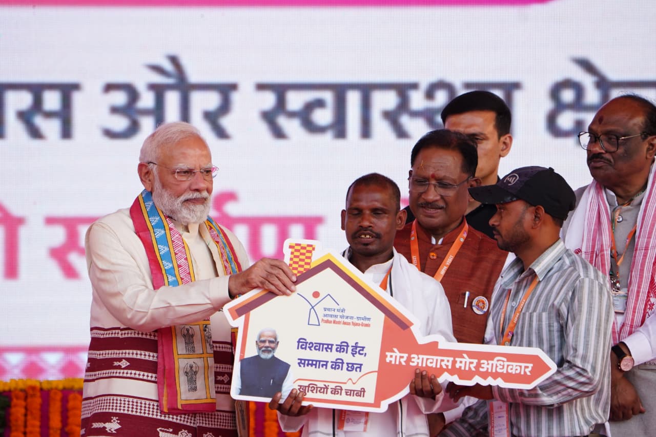 बलरामपुर जिले में सुशासन से बदली जिंदगी, दृष्टिबाधित दंपति को मिला घर, रोजगार और सुरक्षा