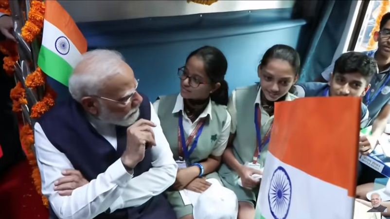 प्रोटोकॉल तोड़ बच्चों के बीच पहुंचे पीएम मोदी, छात्रा की कैप पर दिया ऑटोग्राफ