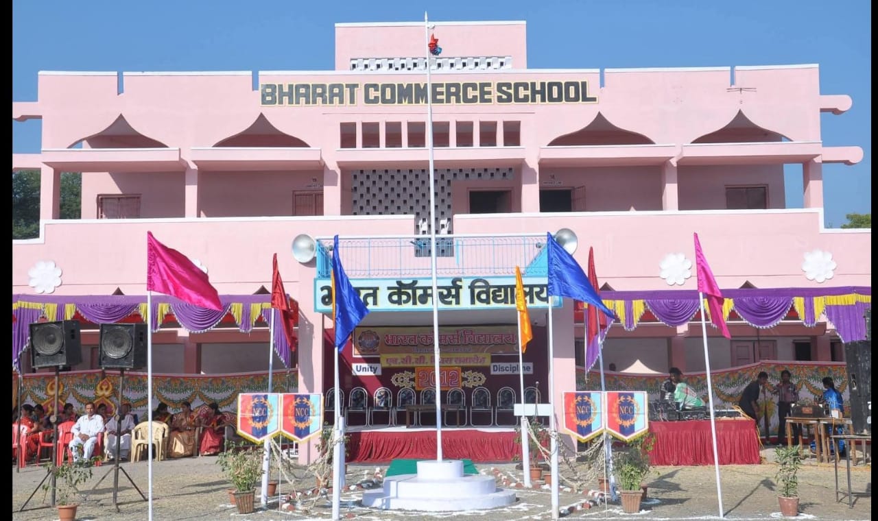 नागदा: स्‍कूल की छत का प्‍लास्‍टर गिरने से बाल बाल बच्चे प्राचार्य