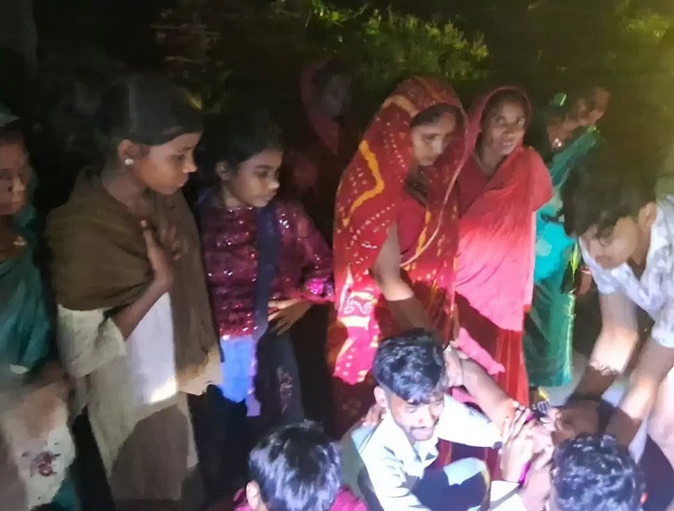 ट्रैक्टर की टक्कर से युवक की मौत, सड़क जाम कर ग्रामीणों का हंगामाट्रैक्टर की टक्कर से युवक की मौत, सड़क जाम कर ग्रामीणों का हंगामा