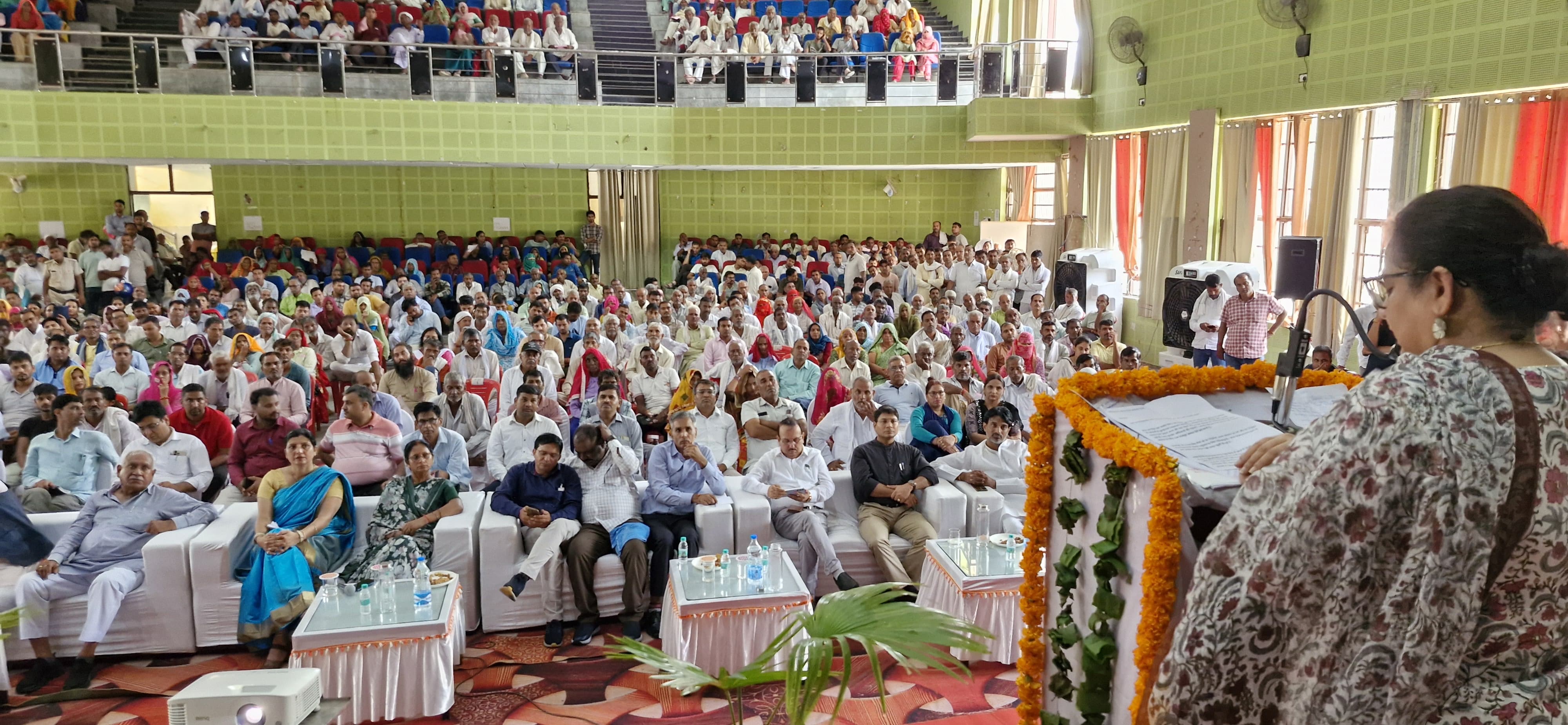 नारनौल: स्वास्थ्य मंत्री आरती सिंह राव ने प्रजापति समुदाय के परिवारों को वितरित किए ‘पात्रता प्रमाण पत्र’