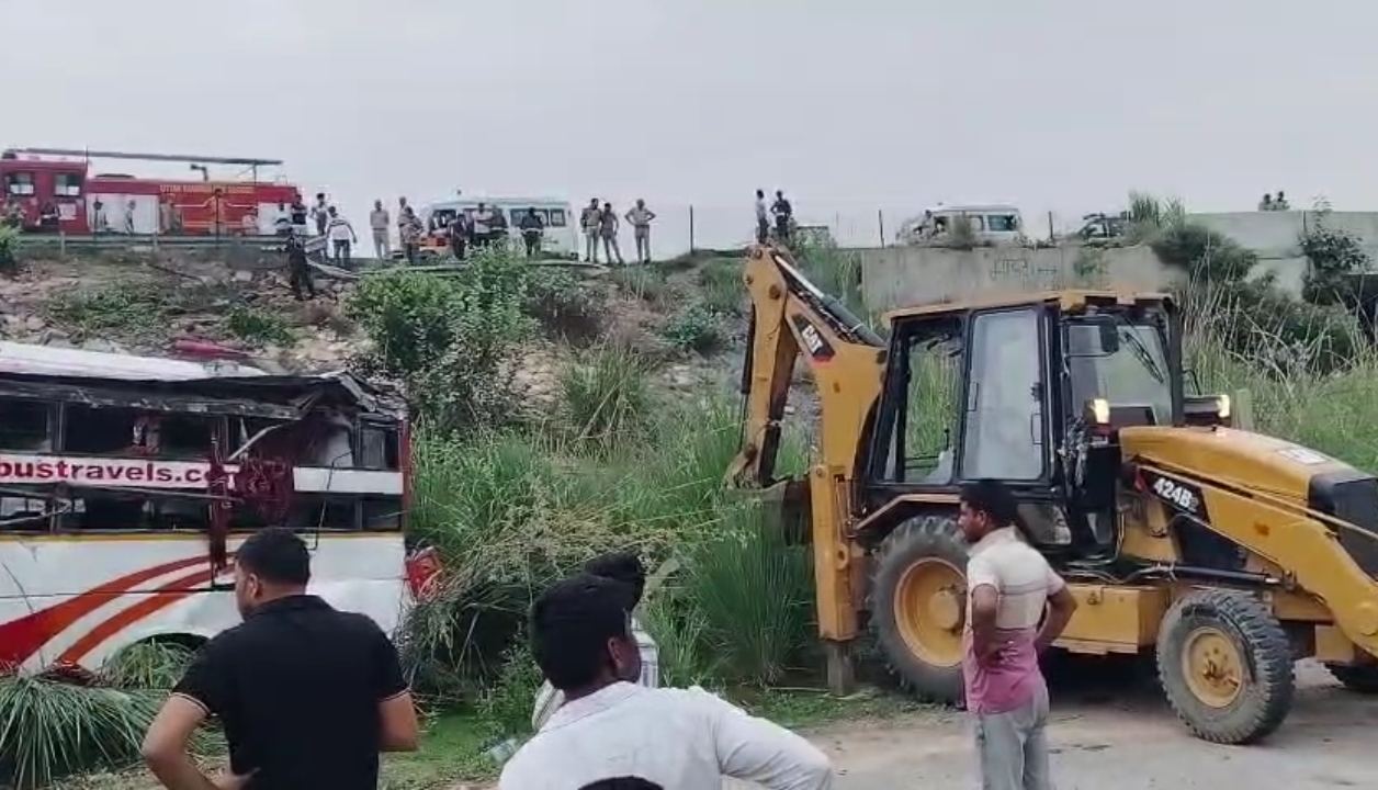 उत्तर प्रदेश के इटावा में डबल डेकर बस पलटी, दो की मौत, 25 से अधिक घायल