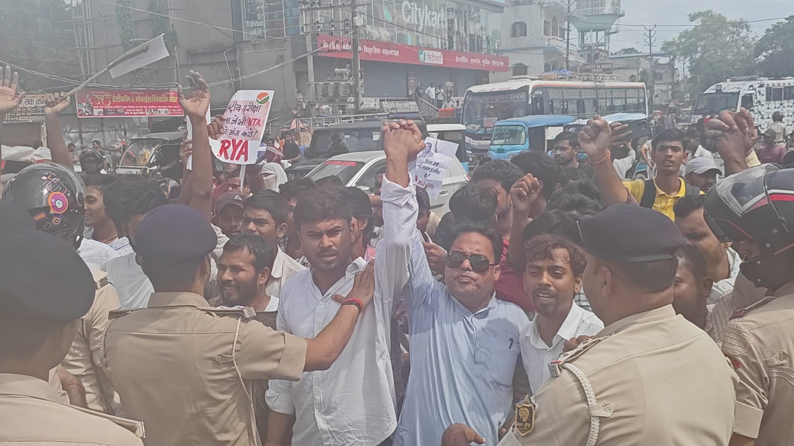 बिहार बंद का असर: मधेपुरा में प्रदर्शन कर रहे छात्रों पर पुलिस की कार्रवाई