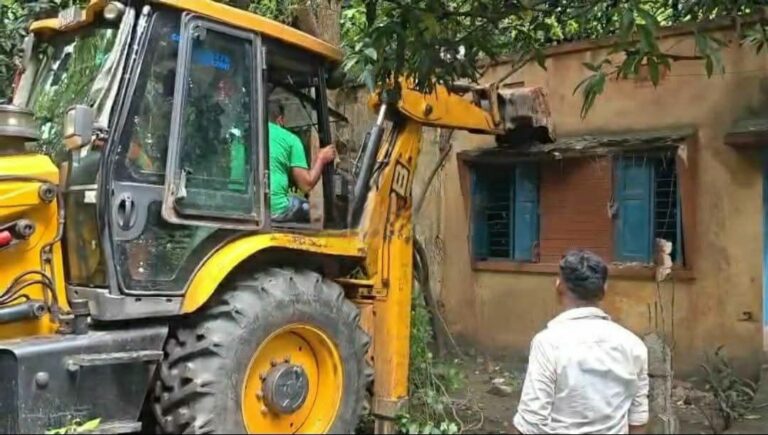 दामोदर वैली कॉरपोरेशन की बड़ी कार्रवाई, 110 अवैध मकान जमींदोज