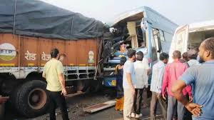 कटनी में बस-ट्रक की आमने सामने भीषण टक्कर, 12 यात्री घायल, पांच की हालत गंभीर