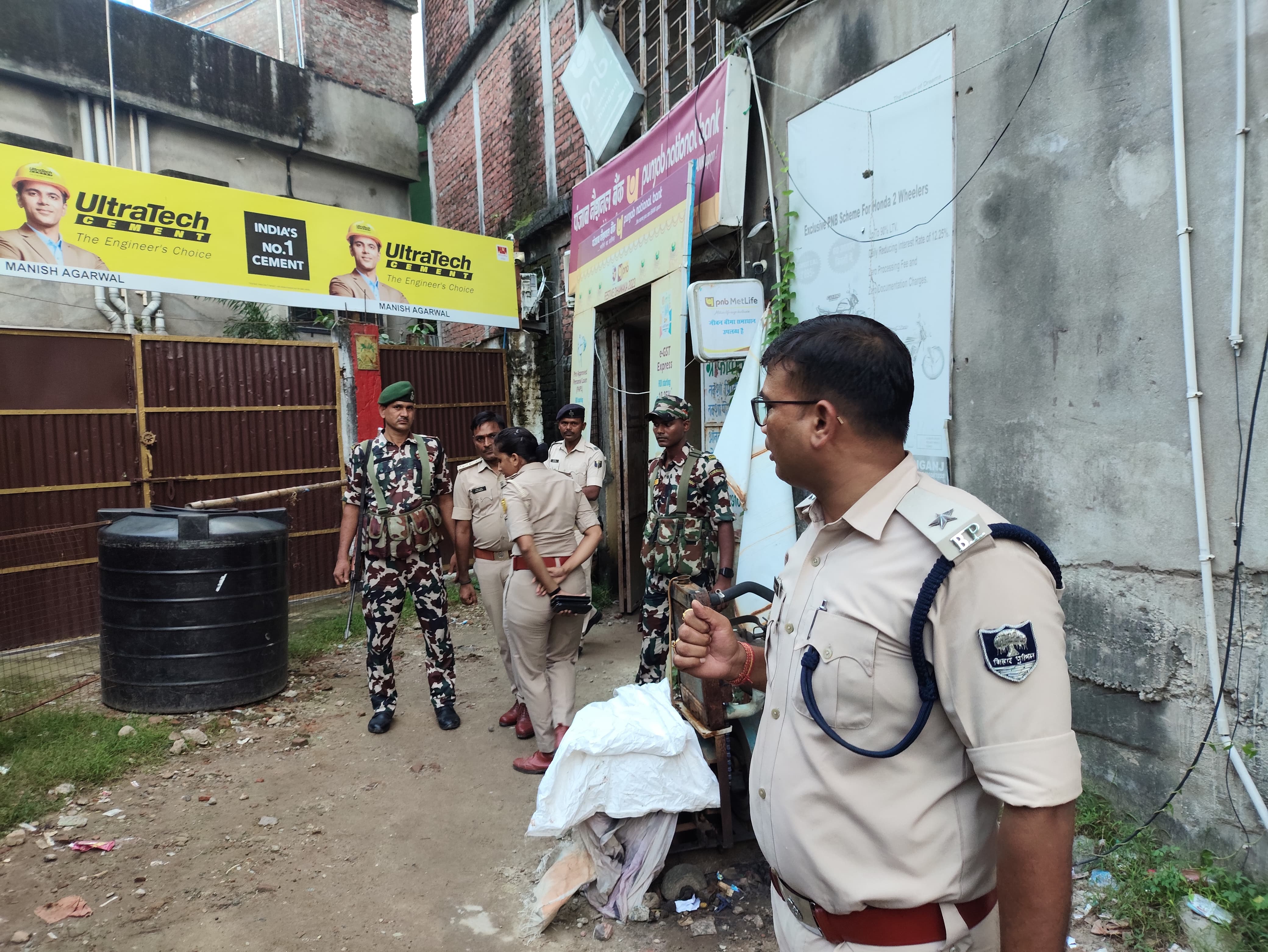 पंजाब नेशनल बैंक की बिल्डिंग की छत पर घूम रहे आठ नाबालिग को पुलिस ने लिया हिरासत में