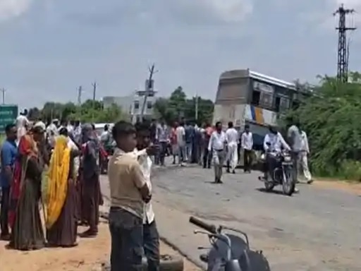 भीषण सड़क हादसा: रोडवेज बस-टैक्सी की भिड़ंत, चालक की मौत; सात घायल