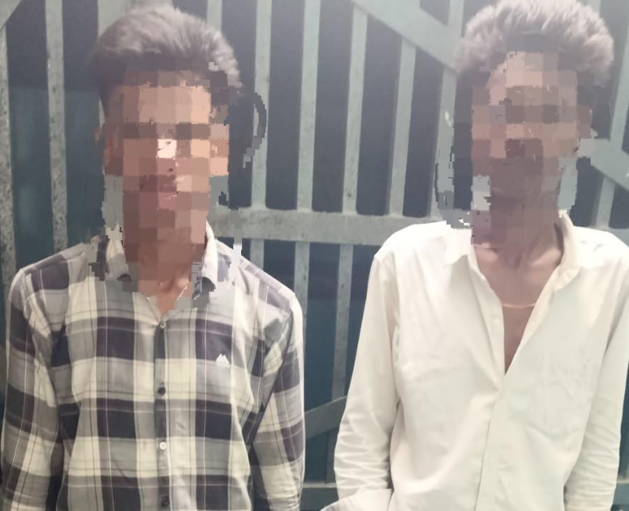 सड़क पर पिस्टल छीनाझपटी कर रहे दो युवक चढ़े पुलिस के हत्थे
