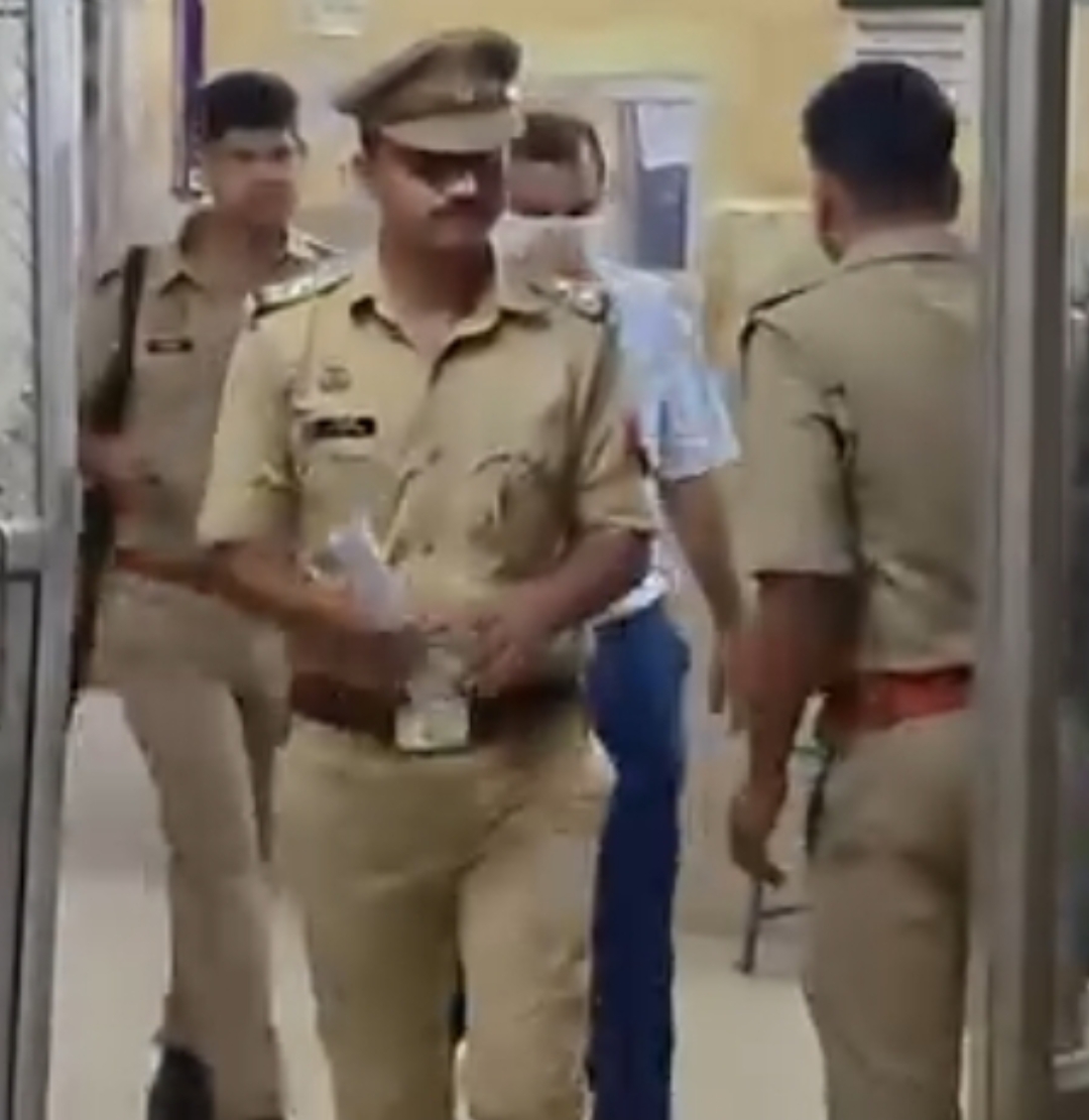 फतेहपुर में भ्रष्टाचार पर वार, 1 लाख रुपये की रिश्वत लेते वरिष्ठ लेखा परीक्षक गिरफ्तार